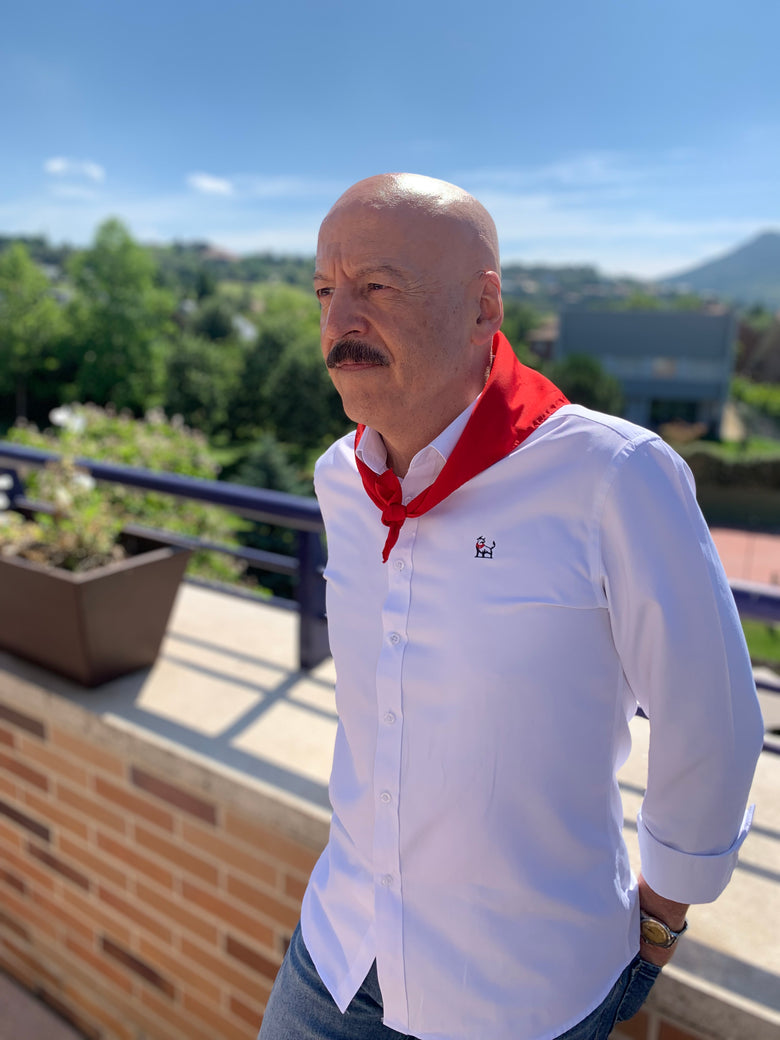 Miguel Angel nos muestra el pañuelico y los gemelos